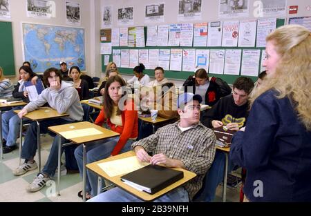 Austin, Texas USA, 27 février 2004: Les aînés de l'école secondaire dans la classe de placement avancé du gouvernement écoutent l'enseignant.© Bob Daemmrich Banque D'Images