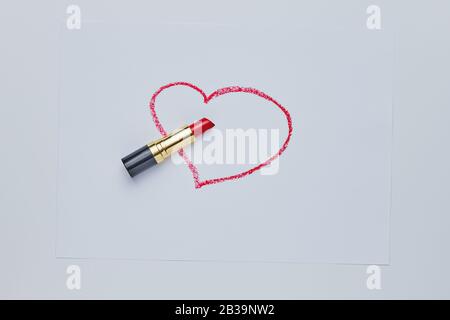 Rouge coeur dessin par rouge rouge rouge rouge rouge rouge rouge rouge rouge rouge rouge rouge rouge rouge rouge rouge rouge Fermeture d'esquisse sur fond blanc. Saint Valentin fond romantique. Forme simple. Banque D'Images