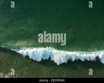 vue aérienne d'une grande vague qui s'écrase sur une plage. Vue de drone Banque D'Images