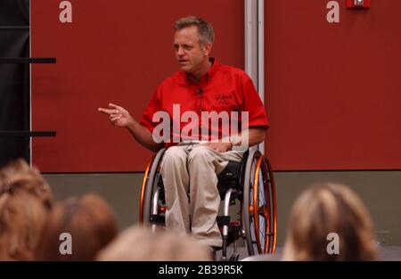 San Antonio, Texas USA, mai 2004:: Retraité joueur de tennis paralympique et maintenant orateur de motivation Randy Snow parle à un public de congrès d'association commerciale.© Bob Daemmrich Banque D'Images