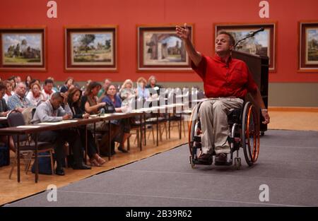 San Antonio, Texas USA, mai 2004:: Retraité joueur de tennis paralympique et maintenant orateur de motivation Randy Snow parle à un public de congrès d'association commerciale.© Bob Daemmrich Banque D'Images