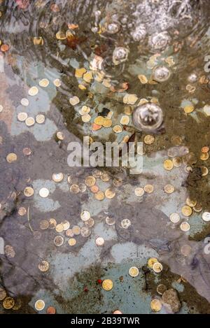 Les pièces au fond d'une fontaine vu par l'agrandissement de l'eau les déformant ad bulles à la surface de l'eau. Concentrez-vous sur la pièce de monnaie Banque D'Images
