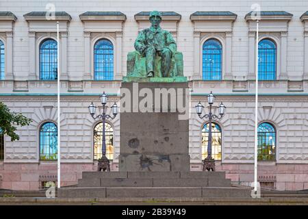 Helsinki, Finlande - 18 juin 2019 : statue de bronze de Johan Vilhelm Snellman créée par Emil Wikström en 1923. Banque D'Images