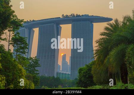 SINGAPOUR, SINGAPOUR - 16 2018 DÉCEMBRE : vue de nuit au Skywalk de Supertree dans les jardins près de la baie de SingapoueLe magnifique coucher de soleil au Supertree grove Banque D'Images