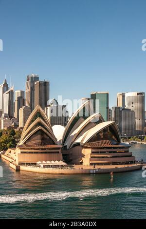 Sydney, Australie - 11 Décembre 2009 : Opéra. Gros plan portrait avec gratte-ciel d'affaires dans le dos sous le ciel bleu. Banque D'Images