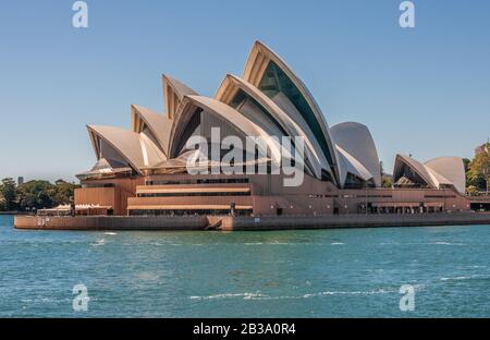 Sydney, Australie - 11 Décembre 2009 : Opéra. Niveau d'eau près de lui sous le ciel bleu. L'eau de la baie d'Azur devant. Banque D'Images