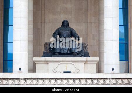 Ulan Bator, Mongolie - 31 juillet 2018 : monument à Kublai Khan au Palais du Gouvernement (Mongol: Засгын газрын ордон, Zasgiin gazriin ordon). Banque D'Images