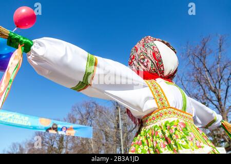 Samara, Russie - 1 Mars 2020: Shrovetide En Russie. Grande poupée pour la combustion. Maslenitsa ou Pancake week est le vacances slaves qui date de retour à th Banque D'Images