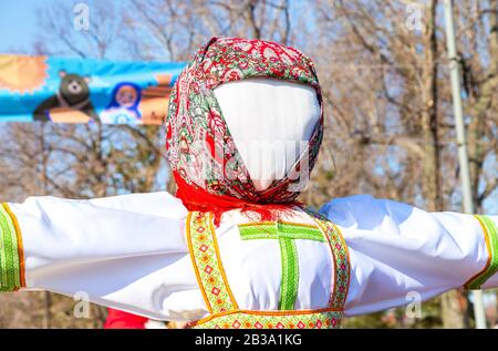 Samara, Russie - 1 Mars 2020: Shrovetide En Russie. Grande poupée pour la combustion. Maslenitsa ou Pancake week est le vacances slaves qui date de retour à th Banque D'Images