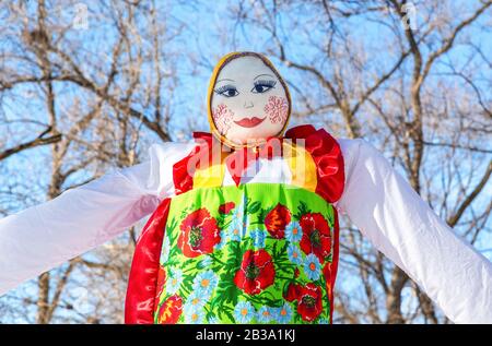 Samara, Russie - 1 Mars 2020: Shrovetide En Russie. Grande poupée pour la combustion. Maslenitsa ou Pancake week est le vacances slaves qui date de retour à th Banque D'Images