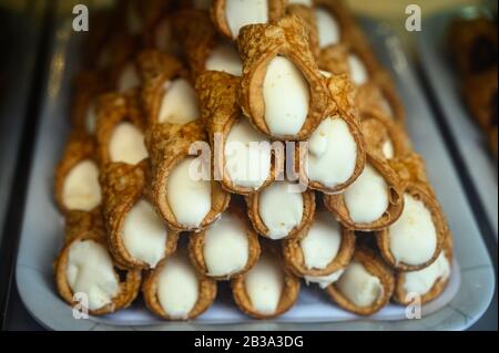 Dessert italien doux, pile de pâte de cannoli remplie de fromage à la crème ricotta près Banque D'Images