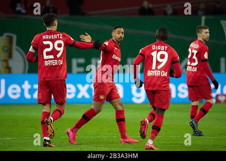 Leverkusen, Allemagne. 04 mars 2020. Football: DFB Cup, Bayer Leverkusen - 1ère FC Union Berlin, quart de finale dans le BayArena: Leverkusen Karim Bellarabi (2ème de gauche) célèbre son but pour le 1:1 avec Kai Havertz (à gauche). Crédit: Federico Gambarini/dpa - NOTE IMPORTANTE: Conformément aux réglementations de la DFL Deutsche Fußball Liga et de la DFB Deutscher Fußball-Bund, il est interdit d'exploiter ou d'exploiter dans le stade et/ou à partir du jeu des photos prises sous forme d'images de séquence et/ou de séries de photos de type vidéo./dpa/Alay Live News Banque D'Images