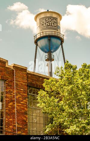 Charlotte, NC/USA - 14 mai 2019: Prise de vue moyenne regardant la tour d'eau à fond bleu vintage dans le sud avec des graphiques 'design Center' contre un blu Banque D'Images