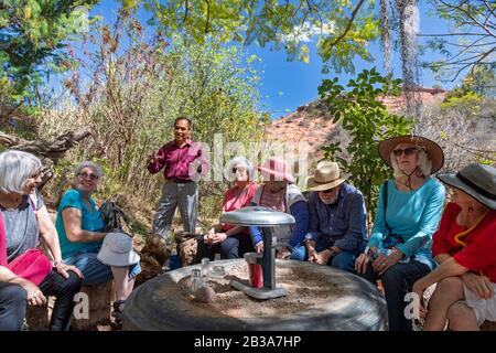 Yanhuitlan, Oaxaca, Mexique - Julio Miguel Ramírez parle avec les visiteurs de son travail pour restaurer le paysage érodé autour de sa maison. Il utilise divers Banque D'Images