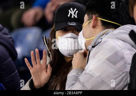 Leicester, Royaume-Uni. 04 mars 2020. Les fans de Leicester City portent des masques pour se protéger contre le Coronavirus lors du match de la FA Cup Fifth Round entre Leicester City et Birmingham City au King Power Stadium le 4 mars 2020 à Leicester, en Angleterre. (Photo de Daniel Chesterton/phcimages.com) crédit : Images PHC/Alay Live News Banque D'Images