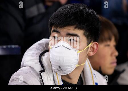 Leicester, Royaume-Uni. 04 mars 2020. Les fans de Leicester City portent des masques pour se protéger contre le Coronavirus lors du match de la FA Cup Fifth Round entre Leicester City et Birmingham City au King Power Stadium le 4 mars 2020 à Leicester, en Angleterre. (Photo de Daniel Chesterton/phcimages.com) crédit : Images PHC/Alay Live News Banque D'Images