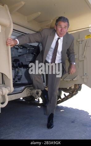 Pi.Hood, Texas ISA, 1995 : le gouverneur du Texas George W. Bush quitte le porte-troupes blindé lors de la visite de la base d'entraînement de l'armée dans le centre du Texas.©Bob Daemmrich Banque D'Images