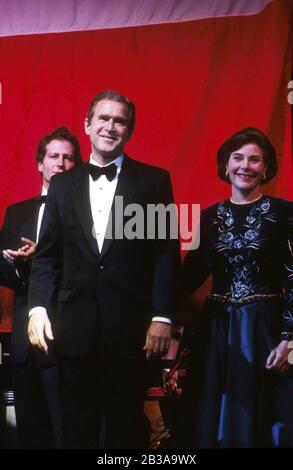 Austin Texas USA, janvier 1995: Le gouverneur nouvellement inauguré George W. Bush et sa femme, Laura, à leur premier bal inaugural.©Bob Daemmrich Banque D'Images