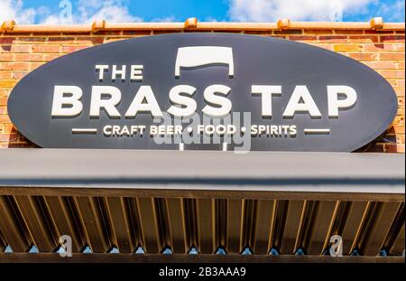 Charlotte, NC/USA - 14 mai 2019: Clôture horizontale moyenne de La marque Brass Tap / logo ovale sur la façade du bar et du gril au-dessus de l'entrée. Banque D'Images