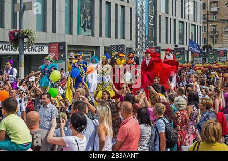 Dnipro, Ukraine - 14 septembre 2019: Procession de Carnaval de buffle et comédiens dédiés à la célébration de la journée de la ville de Dnipro Banque D'Images