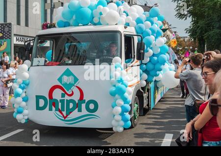 Dnipro, Ukraine - 14 septembre 2019: Décoration festive de camion sur plateforme dont il ya des performances de carnaval dédié à la journée de Dnipro Banque D'Images