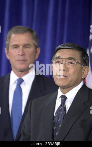 Austin, Texas 02 JANV. 2001: Le président américain élu George W. Bush annonce les trois derniers membres de son Cabinet mardi après-midi à Austin.À droite, Norman Mineta, candidat au poste de secrétaire aux Transports.©Bob Daemmrich Banque D'Images