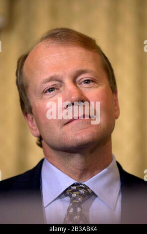 Austin, Texas USA, JANVIER 3 2001: Rencontre avec la presse après un sommet économique avec le président élu George W. Bush: John Chambers, PDG de Cisco Systems ©Bob Daemmrich Banque D'Images