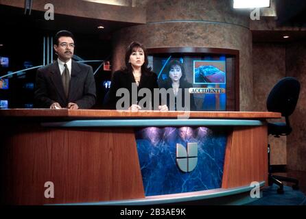 San Antonio, Texas USA, 1er mars 2002: Chaîne de langue espagnole KWEX-TV 41 filiale d'Univision dans l'un des plus grands marchés hispaniques du pays.Les ancres Monica Navarro et Antonio Guillen livrent le newscast de 5 h 00.©Bob Daemmrich Banque D'Images