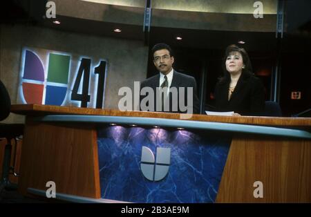 San Antonio, Texas USA, 1er mars 2002: Chaîne de langue espagnole KWEX-TV 41 filiale d'Univision dans l'un des plus grands marchés hispaniques du pays.Les ancres Monica Navarro et Antonio Guillen livrent le newscast de 5 h 00.©Bob Daemmrich Banque D'Images