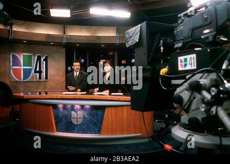 San Antonio, Texas USA, 1er mars 2002: Chaîne de langue espagnole KWEX-TV 41 filiale d'Univision dans l'un des plus grands marchés hispaniques du pays.Les ancres Monica Navarro et Antonio Guillen livrent le newscast de 5 h 00.©Bob Daemmrich Banque D'Images