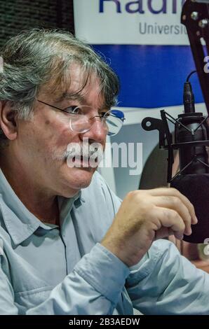 Philosoper et écrivain Fernando Buen Abad Dominguez dans une interview à une station de radio universitaire Argentine Banque D'Images