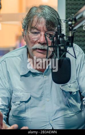 Philosoper et écrivain Fernando Buen Abad Dominguez dans une interview à une station de radio universitaire Argentine Banque D'Images