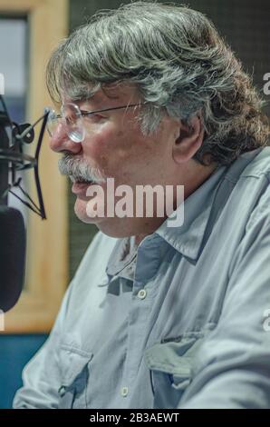 Philosoper et écrivain Fernando Buen Abad Dominguez dans une interview à une station de radio universitaire Argentine Banque D'Images