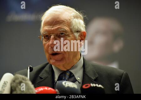 Ankara, Turquie. 4 mars 2020. Josep Borrell Fontelles, haut représentant de l'UE pour les affaires étrangères et la politique de sécurité, s'exprime lors d'une conférence de presse à Ankara, Turquie, le 4 mars 2020. Josep Borrell Fontelles a souligné que la Turquie et l'UE devraient s'attaquer aux défis communs en matière de conflit régional, a déclaré mercredi l'Agence semi-officielle Anadolu. Crédit: Mustafa Kaya/Xinhua/Alay Live News Banque D'Images