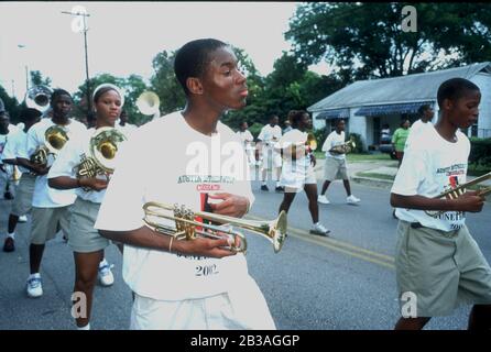 Austin, Texas le 19 juin 2002 : des membres du groupe de marchants Jack Yates High School se sont performances pour les résidents d'Austin lors de la dix-septième célébration annuelle commémorant l'émancipation des Noirs au Texas.©Bob Daemmrich Banque D'Images