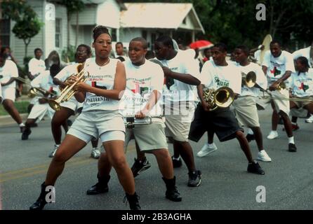 Austin, Texas le 19 juin 2002 : des membres du groupe de marchants Jack Yates High School se sont performances pour les résidents d'Austin lors de la dix-septième célébration annuelle commémorant l'émancipation des Noirs au Texas.©Bob Daemmrich Banque D'Images