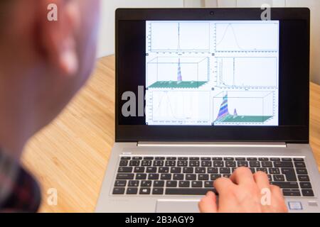 Le chromatogramme est analysé par un homme sur l'ordinateur portable. Le chimiste est un logiciel informatique utilisé. Le nouveau produit est testé par un spécialiste INFORMATIQUE. San Francisco, Février Banque D'Images