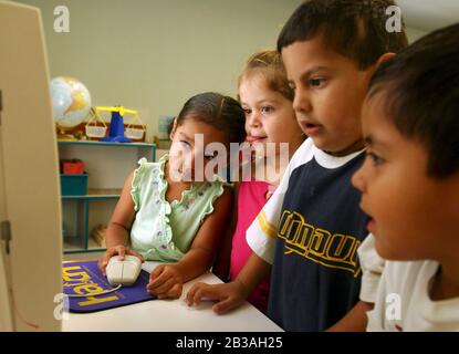 San Benito, Texas 02OCT02: Les enfants de familles à faible revenu de la vallée de Rio Grande, au Texas, naviguent dans un programme d'apprentissage par ordinateur à l'installation de la Gallina Head Start, au nord de Brownsville, au Texas.Des milliers de familles sont servies dans les comtés de Cameron et de Willacy avec 38 écoles pour les enfants de trois et quatre ans dans le programme Head Start créé par le Président Lyndon Johnson dans les années 1960 . éBob Daemmrich Banque D'Images