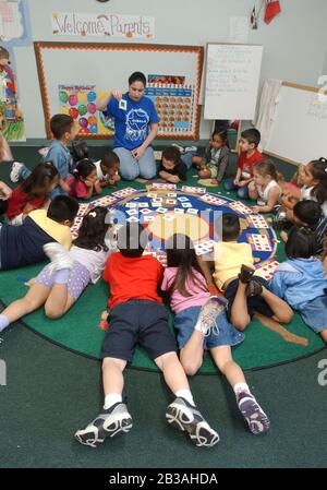 San Benito, Texas, États-Unis, 2 octobre 2002 des enfants de familles à faible revenu de toute la vallée de Rio Grande du Texas assistent à des cours quotidiens à l'installation de la Gallina Head Start, au nord de Brownsville, Texas.Des milliers de familles sont servies dans les comtés de Cameron et de Willacy, avec 38 écoles pour les enfants de trois et quatre ans dans le cadre du programme Head Start créé par le président Lyndon Johnson dans les années 1960.©Bob Daemmrich Banque D'Images