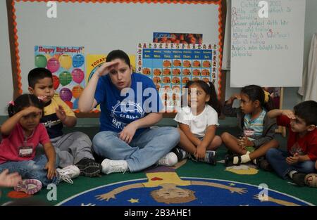 San Benito, Texas, États-Unis, 2 octobre 2002 des enfants de familles à faible revenu de toute la vallée de Rio Grande du Texas assistent à des cours quotidiens à l'installation de la Gallina Head Start, au nord de Brownsville, Texas.Des milliers de familles sont servies dans les comtés de Cameron et de Willacy, avec 38 écoles pour les enfants de trois et quatre ans dans le cadre du programme Head Start créé par le président Lyndon Johnson dans les années 1960.©Bob Daemmrich Banque D'Images