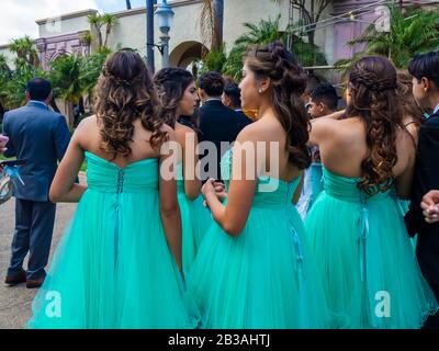 États-Unis, côte ouest de la Californie, San Diego, Balboa Park: Une quinceañera mexicaine-américaine de quinze ans prépare pour son âge à venir avec un photohoot. Banque D'Images