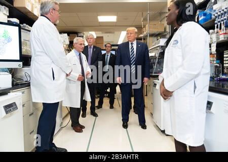 Bethesda, États-Unis D'Amérique. 03ème mars 2020. Bethesda, États-Unis D'Amérique. 03 Mars 2020. Le président américain Donald Trump visite le laboratoire de pathogenèse virale des National Institutes of Health le 3 mars 2020 à Bethesda, Maryland. Crédit: Shealah Craighead/Maison-Blanche Photo/Alay Live News Banque D'Images