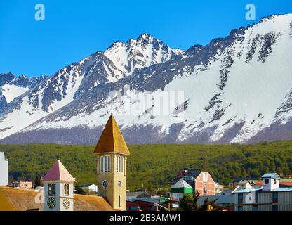 Montagnes au-dessus d'Ushuaia, capitale de la province de Tierra del Fuego et la ville la plus au sud du monde, Argentine. Banque D'Images