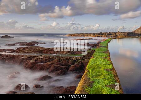 Le mur de la piscine El Pcis avec mousse verte, près de l'océan Atlantique avec des roches volcaniques, la photographie de longue exposition, Tacoronte, Tenerife, îles Canaries, Espagne Banque D'Images