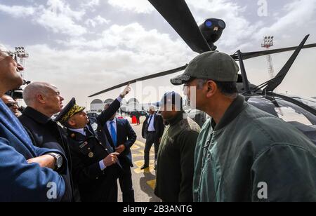 (200304) -- DJERBA (TUNISIE), 4 mars 2020 (Xinhua) -- le Président tunisien Kais Saied (front, 2ème L) visite l'exposition internationale de l'aérospatiale et de la défense (IADE) à Djerba, Tunisie, 4 mars 2020. Le Président tunisien Kais Saied a inauguré mercredi l'exposition internationale pour l'aérospatiale et la défense (IADE) dans la ville tunisienne de Djerba, dans le sud-est du pays. (Photo De La Présidence Tunisienne/Xinhua) Banque D'Images