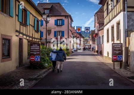 Eguisheim / Alsace, France - 16 Sept. 2015 : belle vue sur la charmante scène de rue avec des maisons colorées dans la ville historique d'Eguisheim sur un idylli Banque D'Images