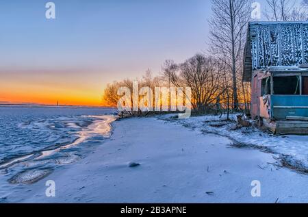 Journée ensoleillée 29 février 2020 sur les rives du golfe de Finlande. Banque D'Images