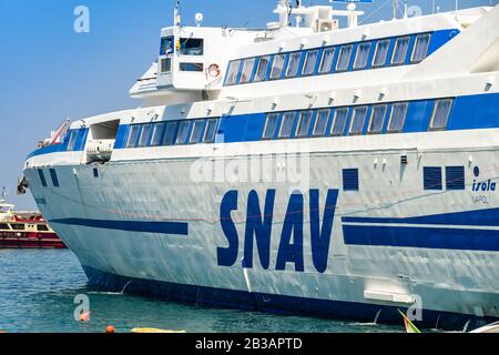 Île DE CAPRI, ITALIE - AOÛT 2019: Grand ferry rapide amarré dans le port sur l'île de Capri. Banque D'Images