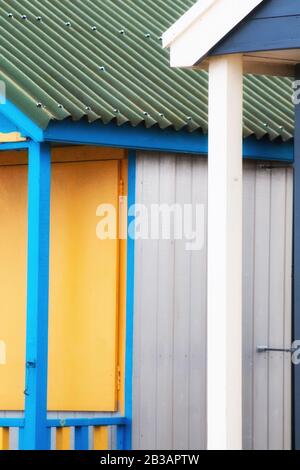 Vue abstraite sur les huttes de plage. Sutton on Sea Beach hutte juxtaposition de couleurs et structure de huttes. Différentes couleurs dans des tons et une luminosité éclatantes. Banque D'Images