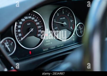 Tableau de bord BMW série 7, indicateur de vitesse, icône de frein à main, compteur de carburant, niveau de carburant Banque D'Images